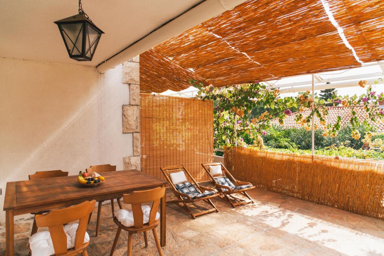 Charming Apartments With Garden Bol Exterior foto
