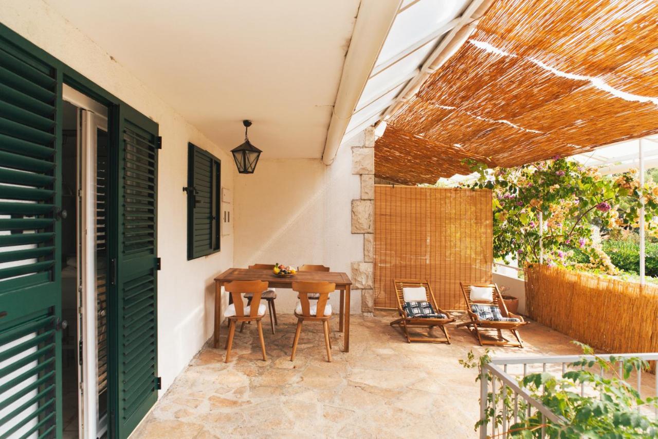 Charming Apartments With Garden Bol Exterior foto