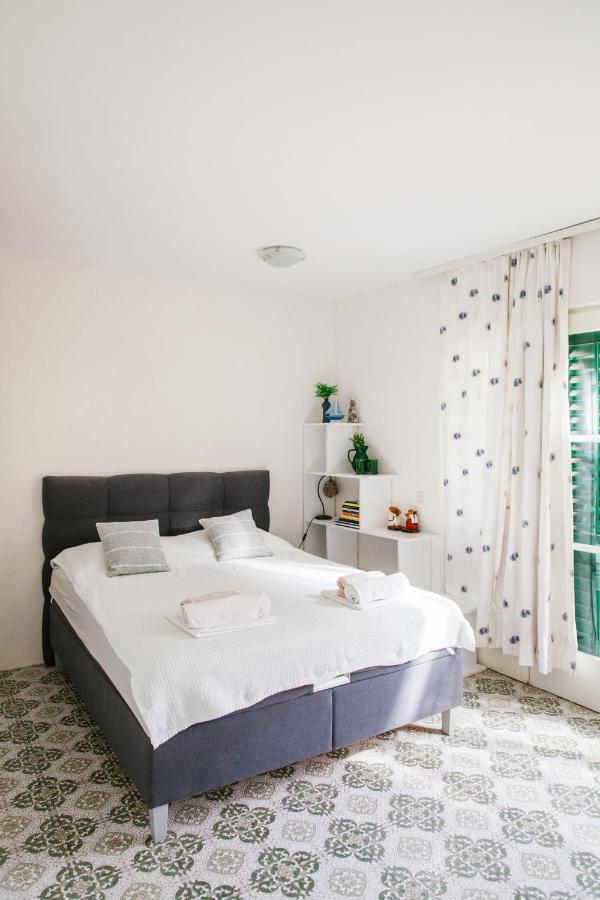 Charming Apartments With Garden Bol Exterior foto