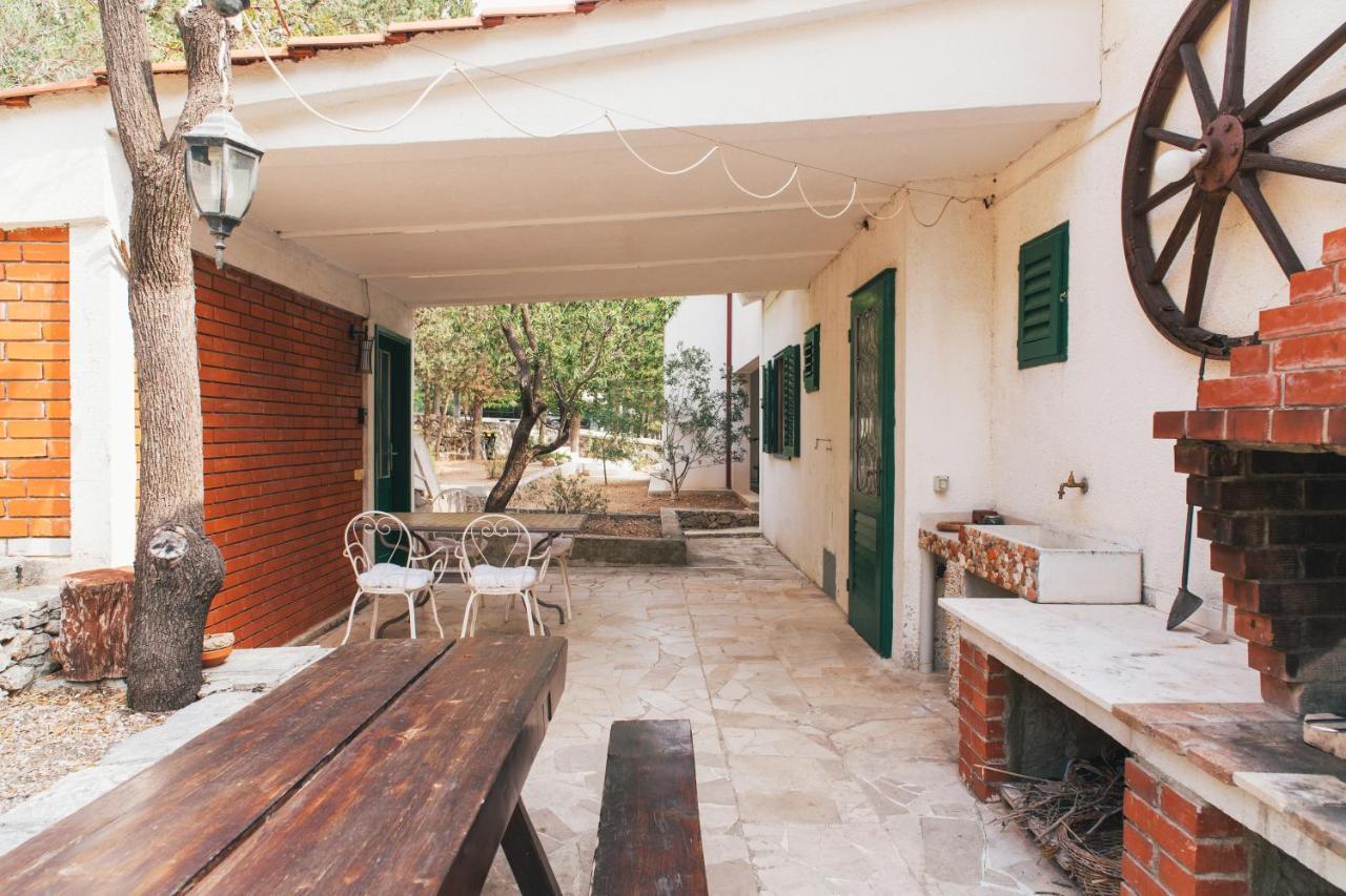 Charming Apartments With Garden Bol Exterior foto