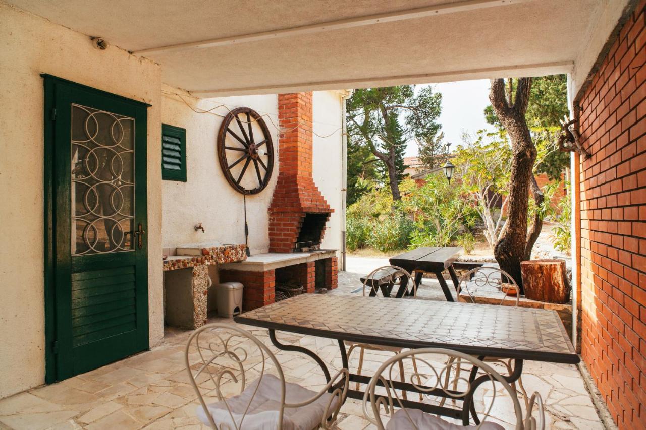 Charming Apartments With Garden Bol Exterior foto