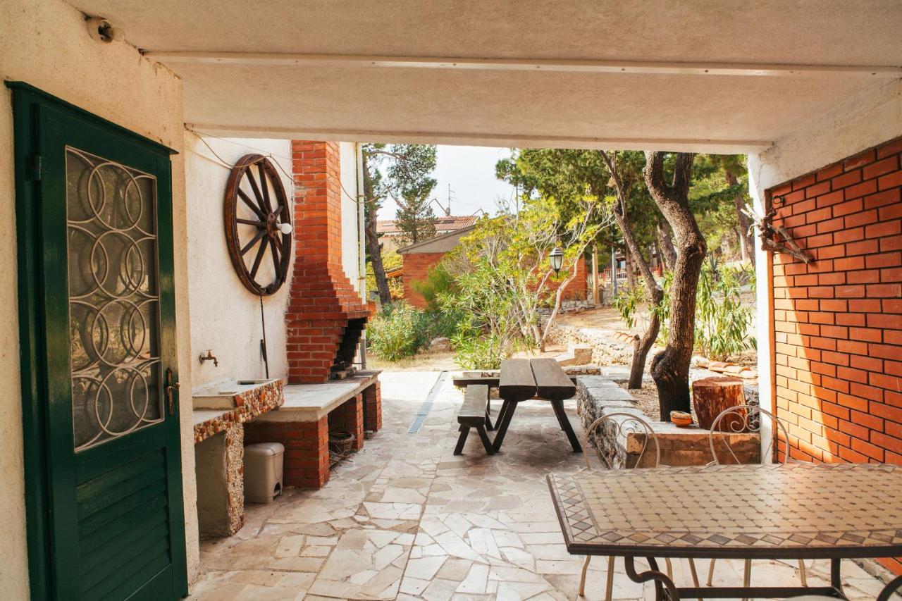 Charming Apartments With Garden Bol Exterior foto